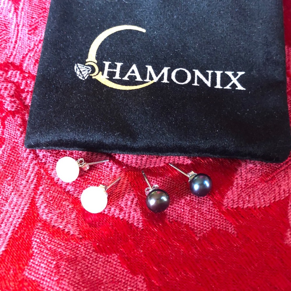 Sterling silver Silver fresh water pearl pierced earrings.